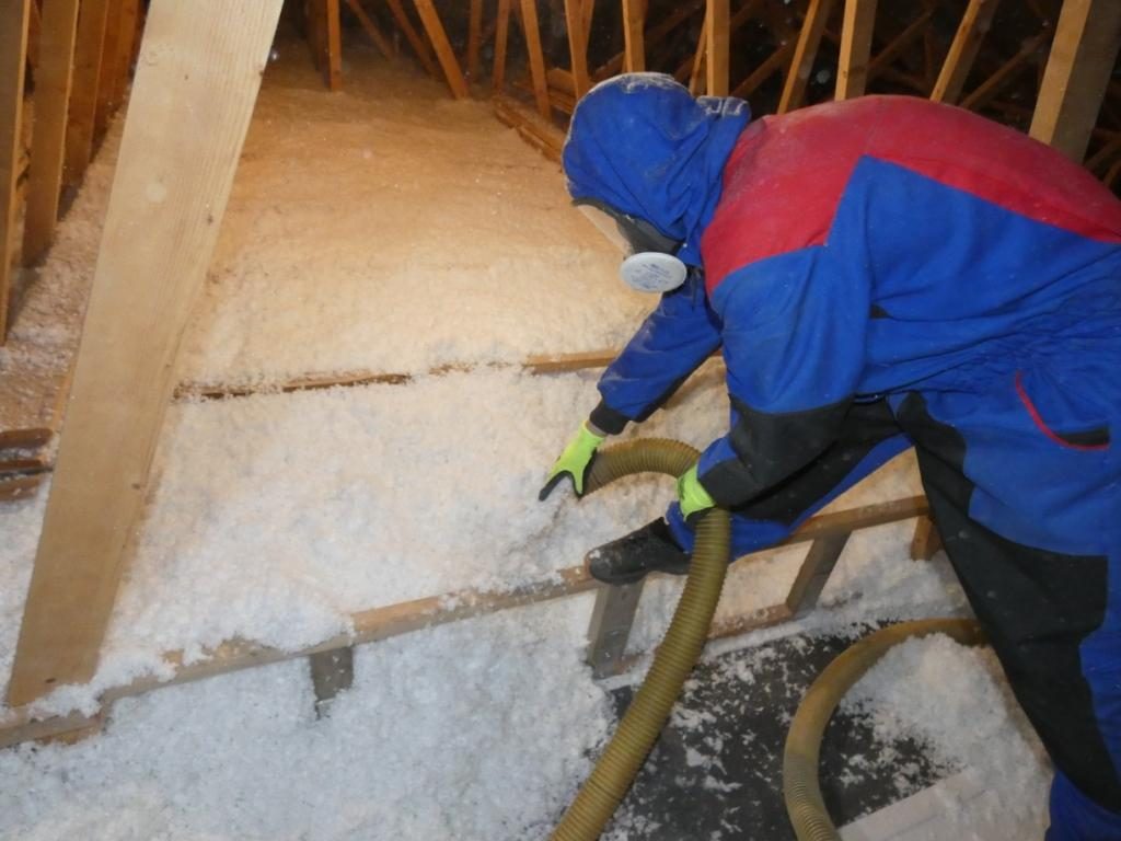 Technik při aplikaci foukané izolace