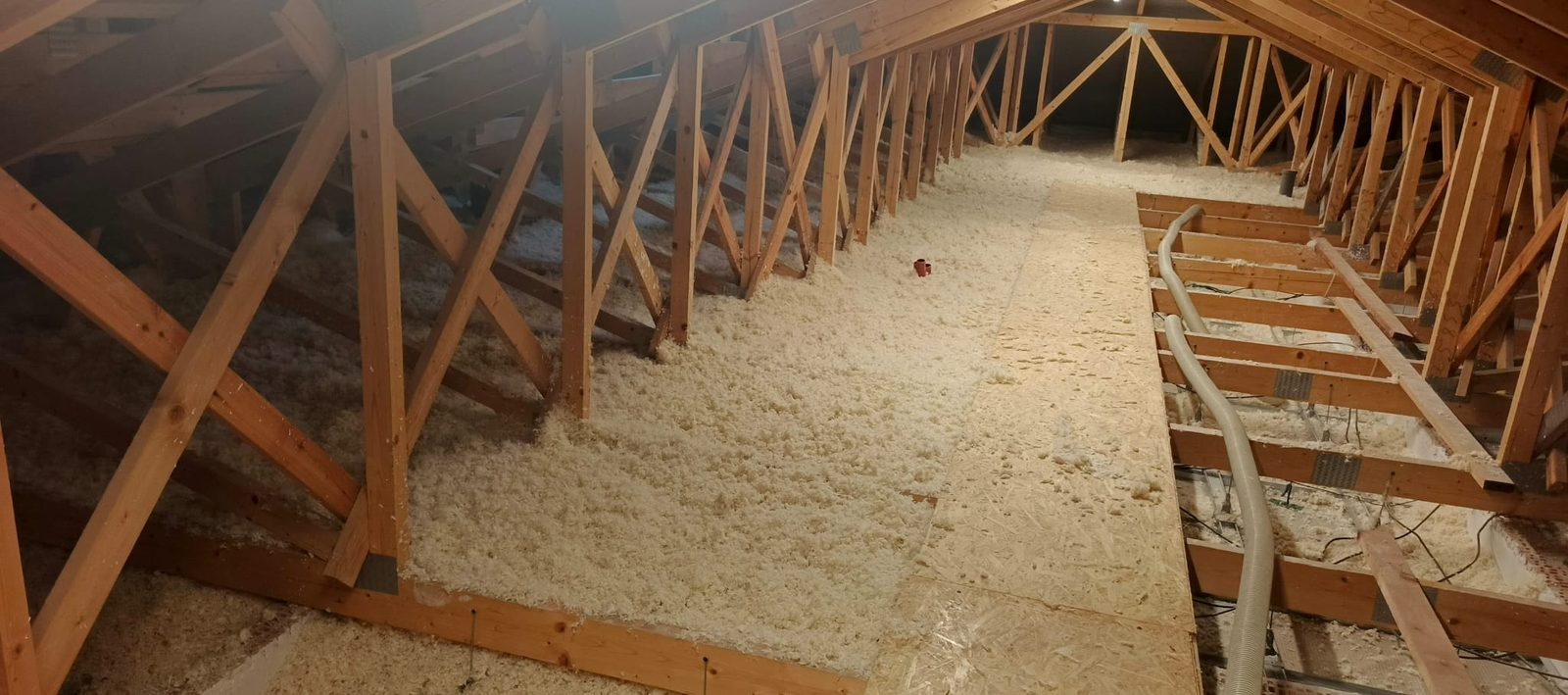 Foukaná izolace mezi krovy rodinného domu