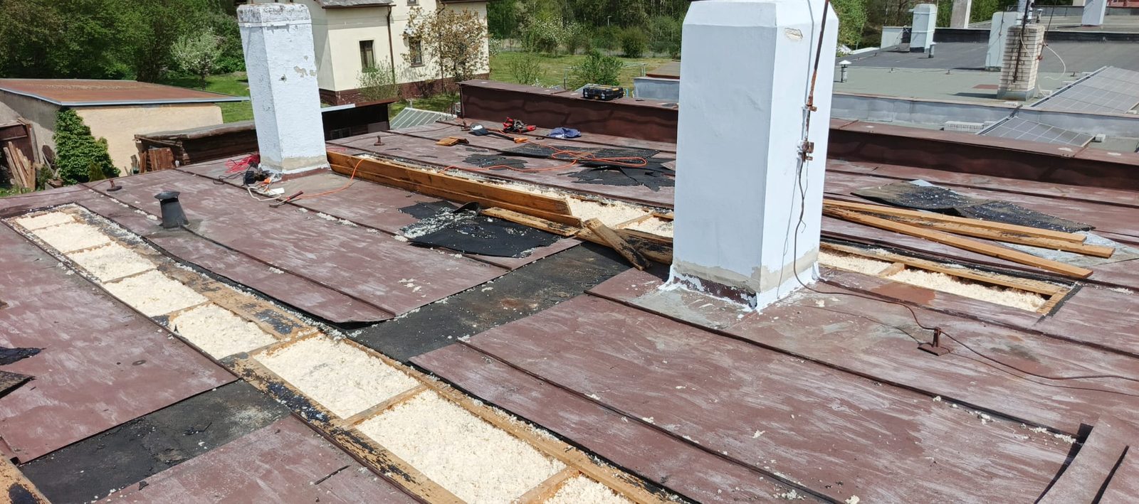 Zateplení rodinného domu foukanou izolací — fotka z realizace 6