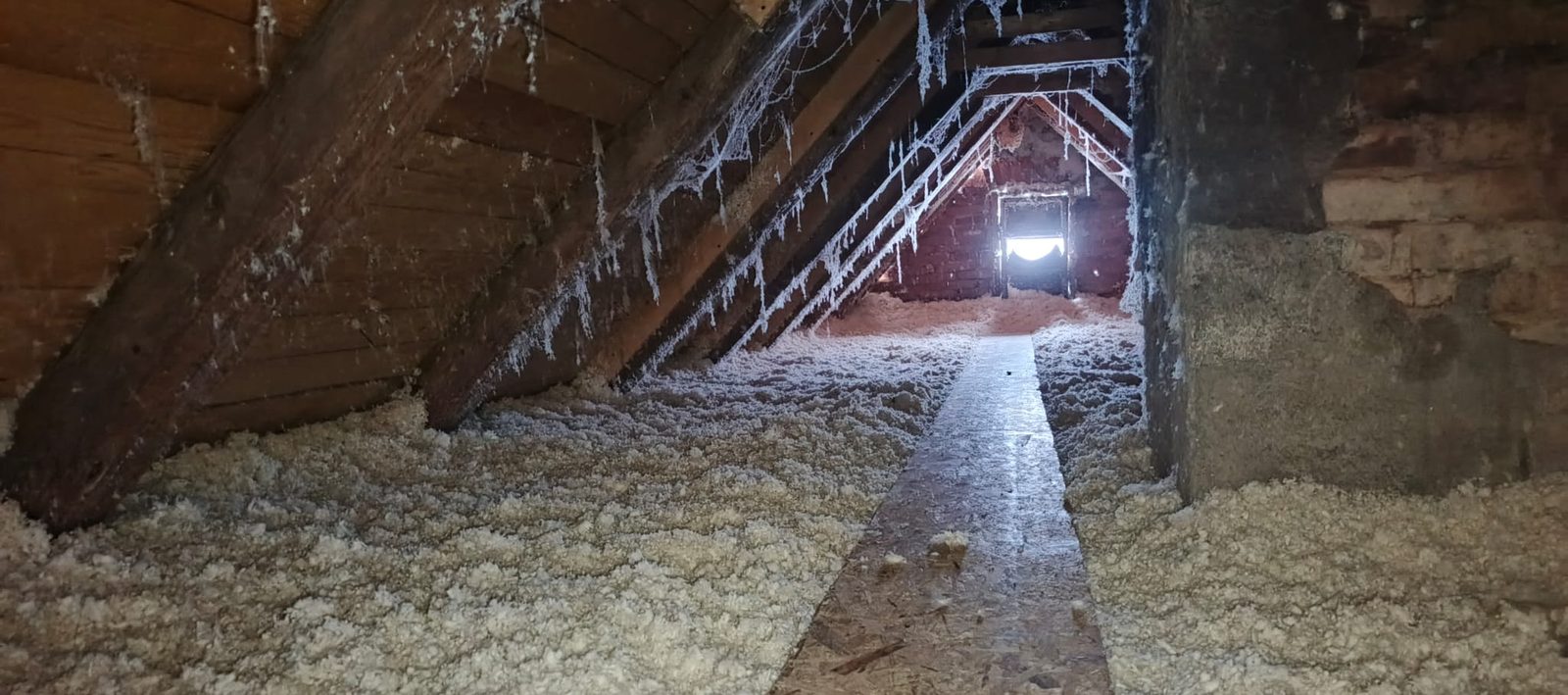 Zateplení rodinného domu foukanou izolací — fotka z realizace 10
