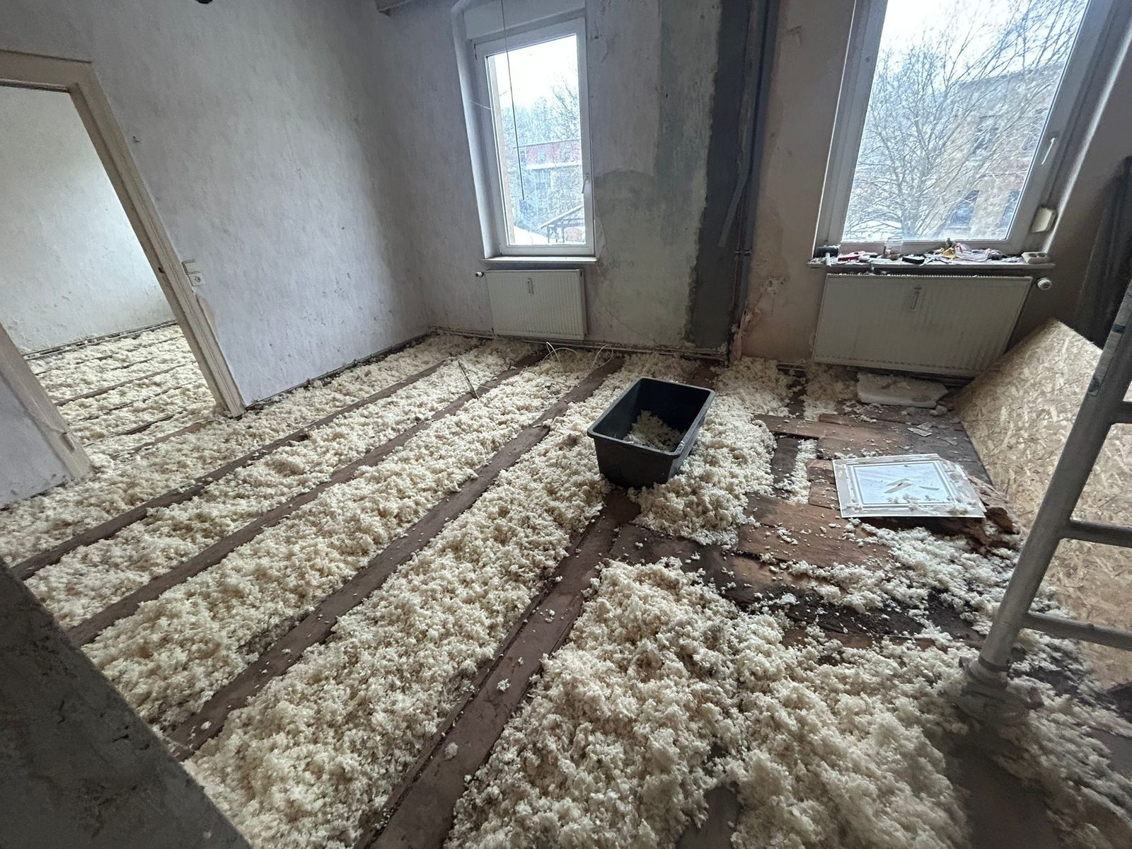 Zateplení rodinného domu foukanou izolací — fotka z realizace 15