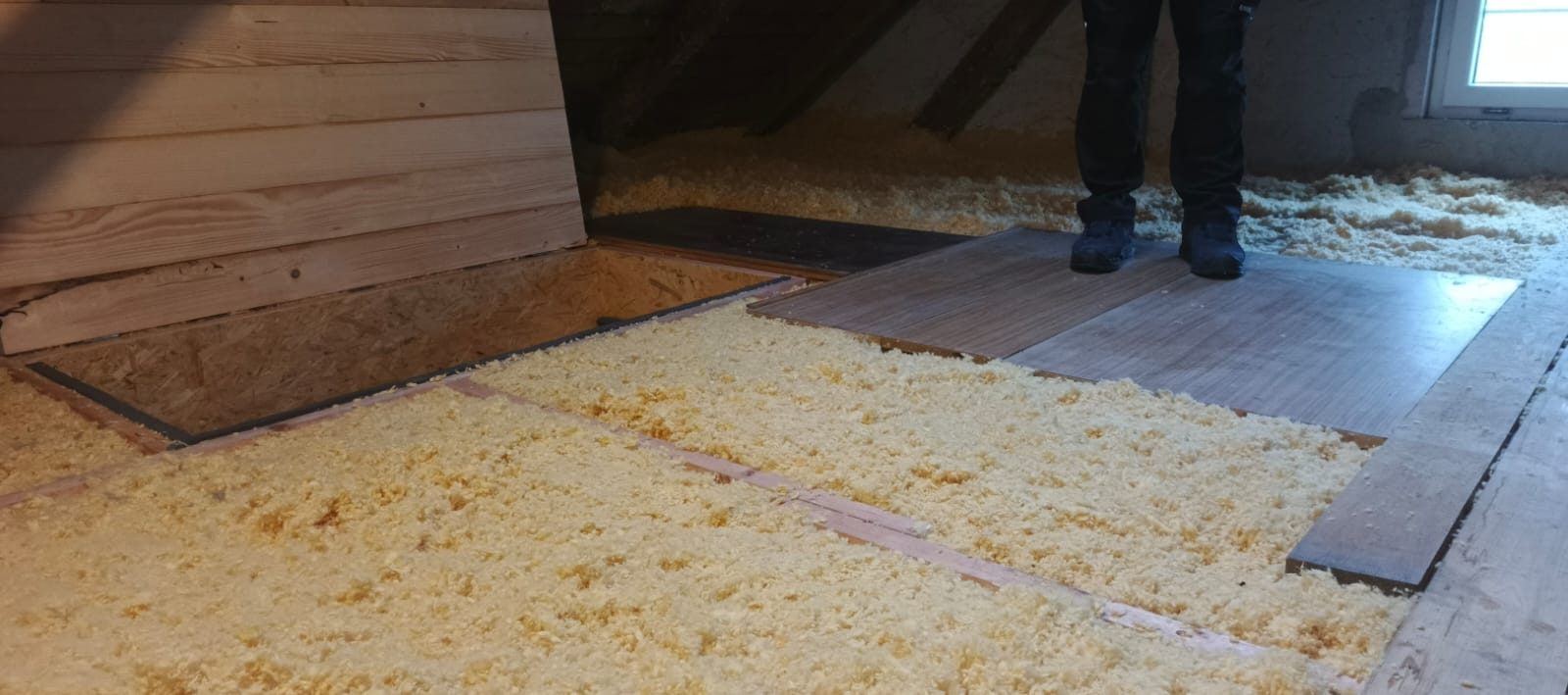 Zateplení rodinného domu foukanou izolací — fotka z realizace 19