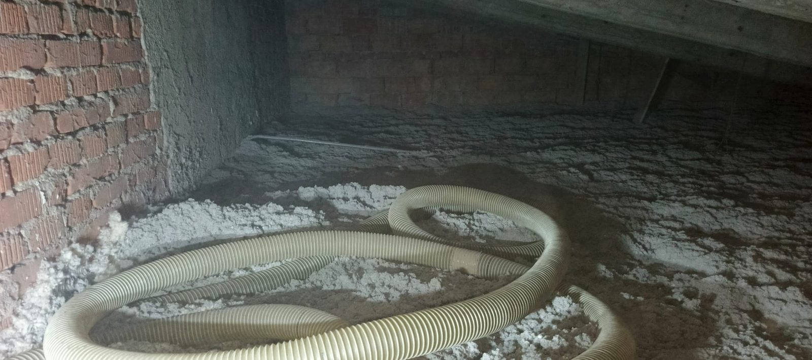 Zateplení rodinného domu foukanou izolací — fotka z realizace 25
